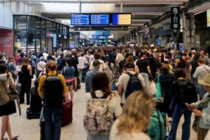 法国高铁线路遭蓄意纵火，巴黎交通受影响严重