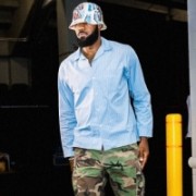 清爽穿搭 湖人官推晒赛前入场照：在奥兰多