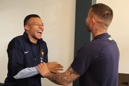 热情欢迎5位欧冠冠军到法国队报到，姆巴佩开心大笑&amp;握手拥抱
